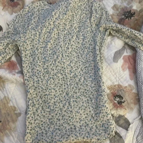 American Eagles women’s medium long sleeve shirt. Never worn green and baby blue - Picture 3 of 4